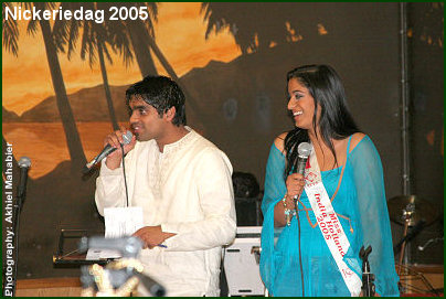Dua presentatie door Girwar en Miss India Holland Sharlene Asgarali 